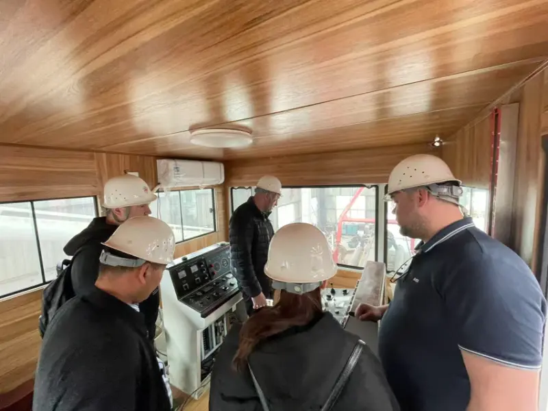 Pelanggan Rusia Kunjungi untuk Memeriksa Korek Sedutan Pemotong JMD550