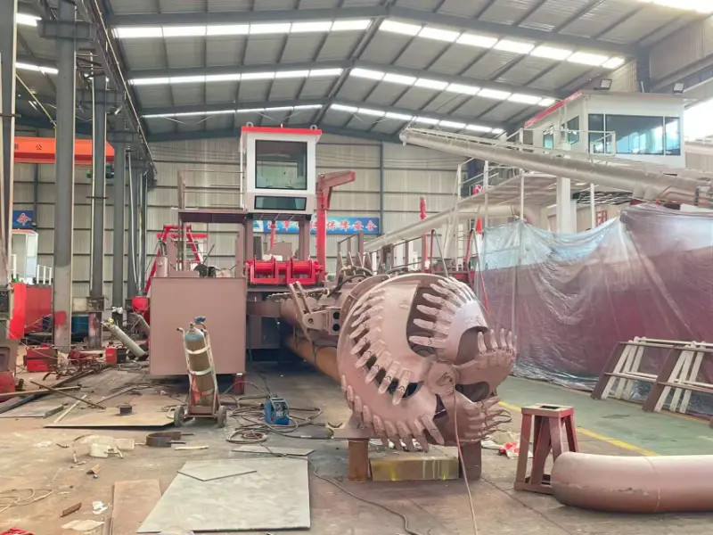 Sebuah Kapal Korek Sedut Pemotong JMD350 Disesuaikan untuk Pelanggan Liberia Sedang Pengeluaran Tergesa-gesa